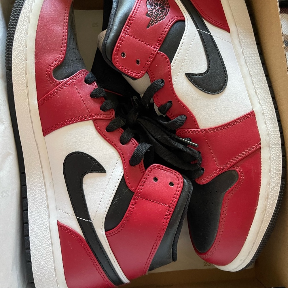 Air Jordan 1 Mid